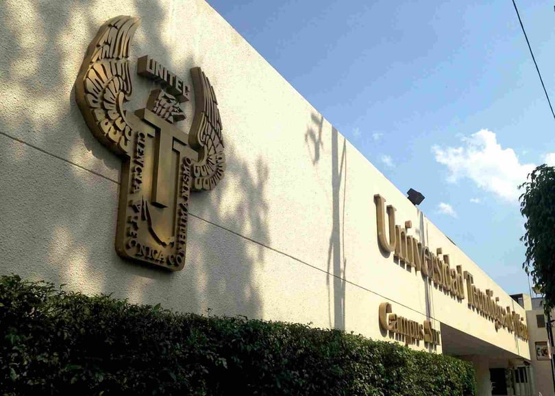 Fachada del campus sur de UNITEC destacando el logo de la universidad.