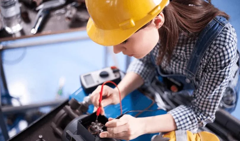 profesional de ingeniería revisando la soldadura con un Cautín  