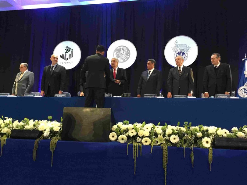 Reconocen a egresados por resultados de excelencia en EGEL