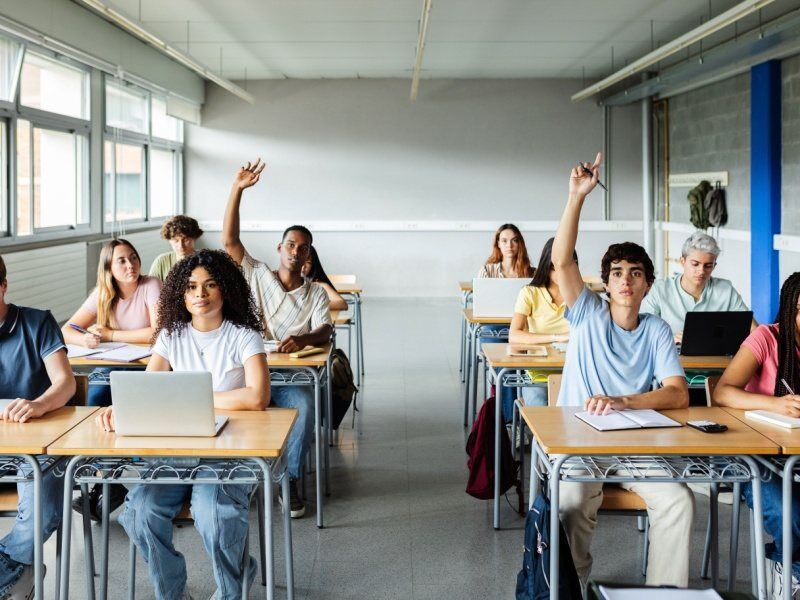 Estudiantes de ingeniería tomando clase 