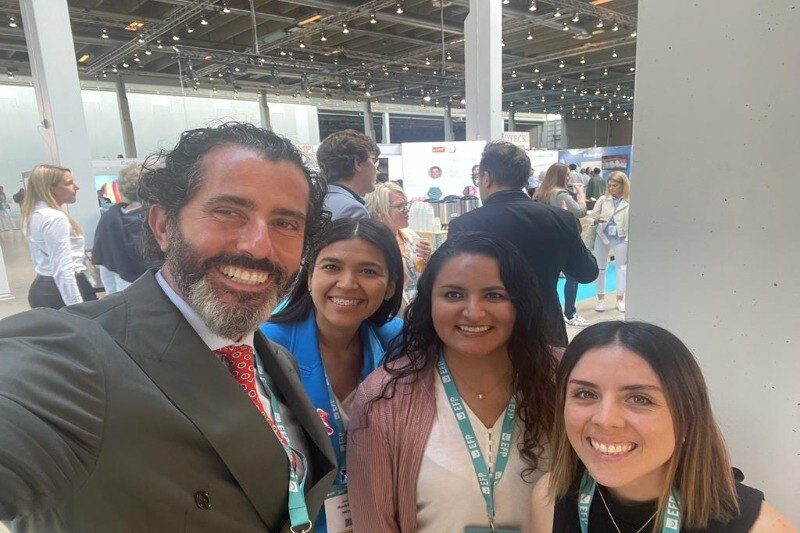 Equipo de UNITEC asistiendo a EuroPerio 10, evento internacional de odontología.