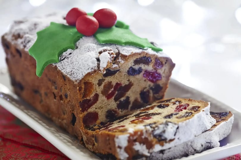 Panqué navideño decorado con hojas de mazapán y frutas secas, ideal para la cena de Navidad.