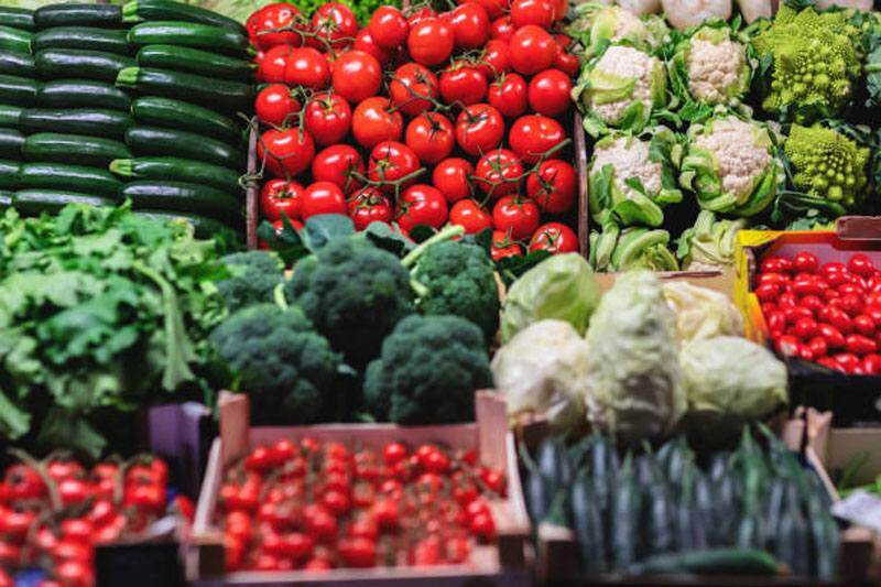 Variedad de vegetales frescos como tomates, brócoli y coliflor en un mercado - Opciones saludable