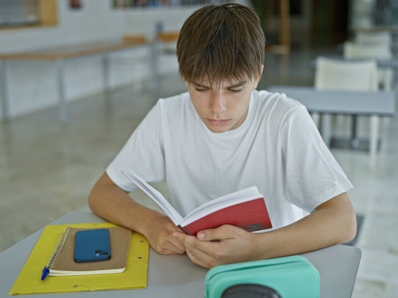 Estudiante enfocado en su lectura
