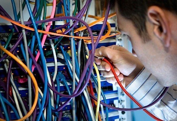 Egresado ingeniero revisando el correcto funcionamiento de un ethernet    