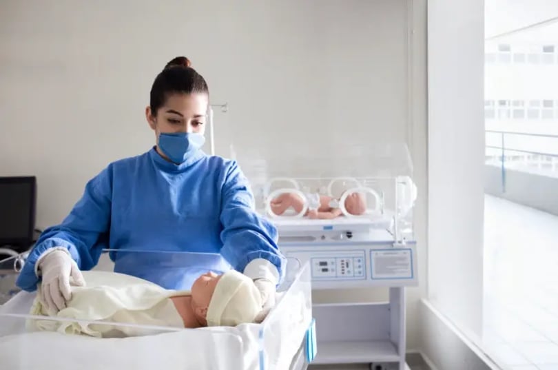 Profesionista de la salud cuidando a bebe recien nacido 