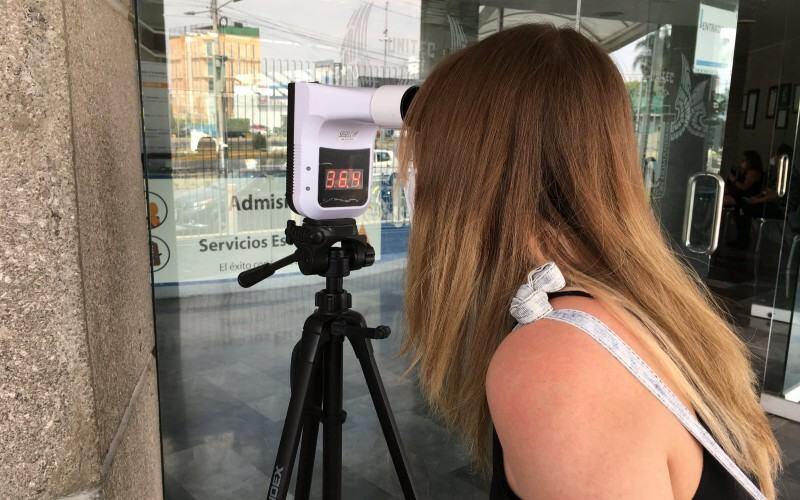 Medición de temperatura a estudiante en las instalaciones de UNITEC como parte de los protocolos de seguridad