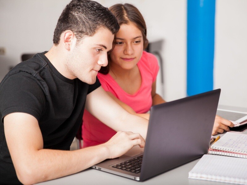Estudiantes registrándose en la Convocatoria ECOEMS 2025 desde una laptop