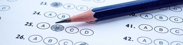 Hoja de respuestas de opción múltiple con lápiz, símbolo del nuevo modelo de evaluación ECOEMS