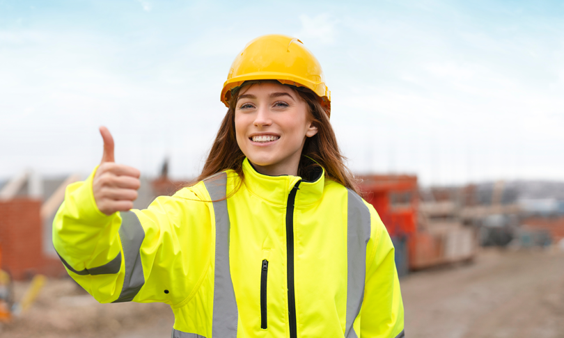 Líder de proyecto de construcción, mujer ingeniera revisando planos en el sitio de la obra
