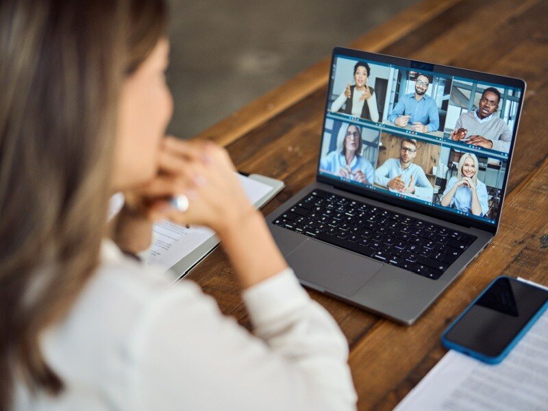 Estudiante de maestría en línea participando en una clase virtual con compañeros y profesores, demostrando la colaboración y el aprendizaje interactivo en línea