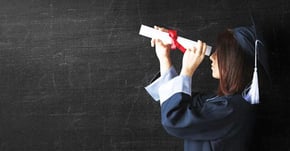 ¿Por qué titularte con una maestría? Conoce sus ventajas y beneficios profesionales