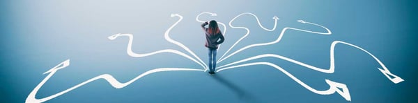 Joven mira varios posibles caminos para elegir carrera