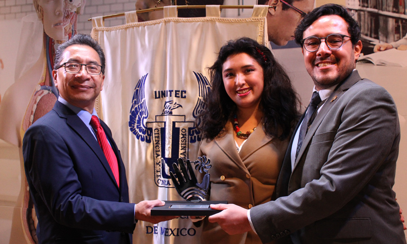 Ganadores del Premio UNITEC 2024 recibiendo reconocimiento por proyectos de innovación tecnológica