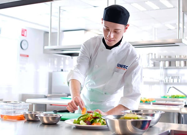 Estudiantes practicando en la Cocina de Aprendizaje de Gastronomía UNITEC