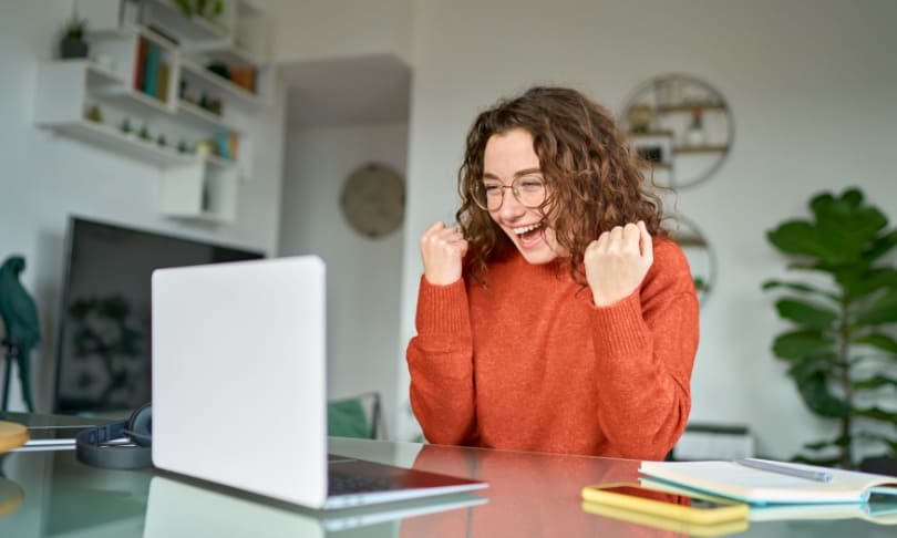 Alumna celebrando resultados positivos en proceso de equivalencia académica UNITEC