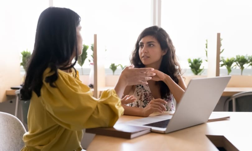 Alumna con orientadora vocacional preguntándose qué hacer si aún no sabe dónde quiere trabajar