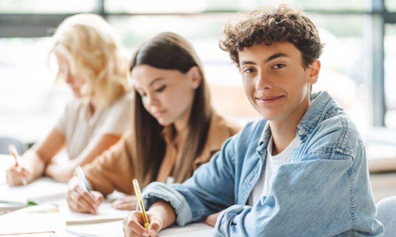 Alumnos en modalidad cuatrimestral estudiando en el aula
