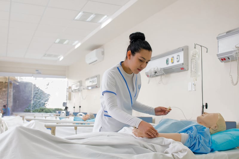 Estudiante de Enfermería realizando práctica clínica en el hospital simulado de UNITEC Monterrey.