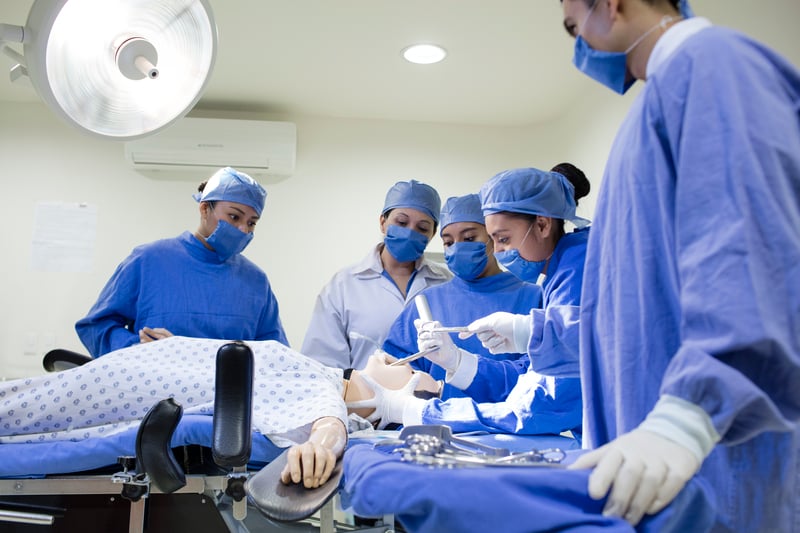 Alumnos de carreras de la salud en UNITEC Monterrey practicando en el laboratorio de simulación médica.