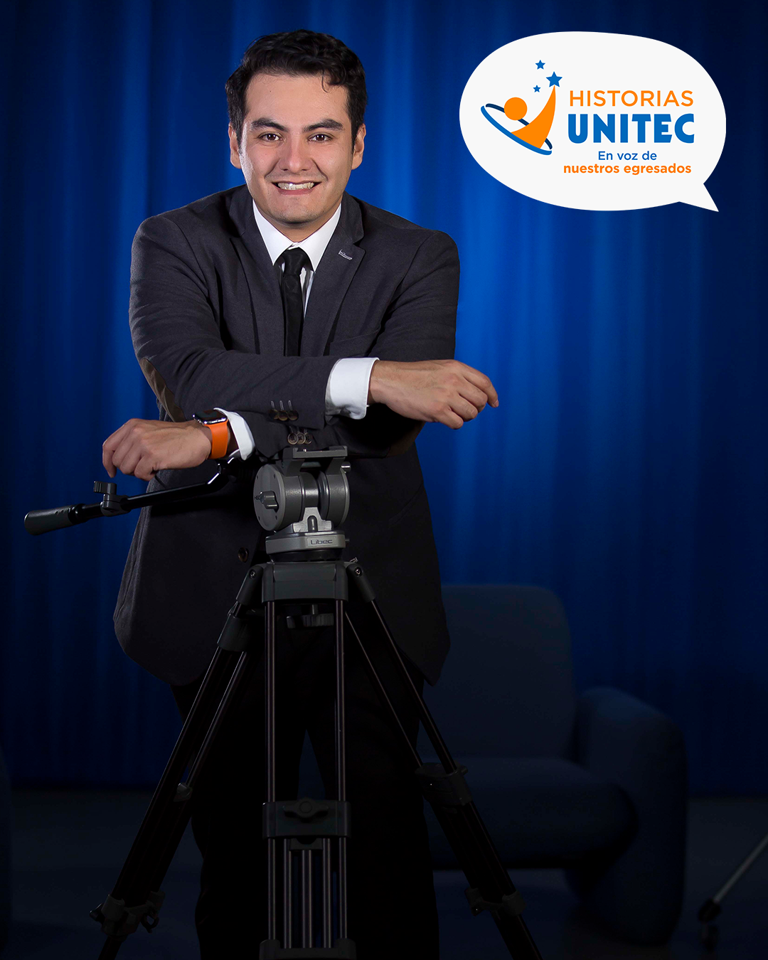 Mario Enrique Sánchez García, egresado de UNITEC y Director de Comunicación Global en Grupo Bimbo, en un estudio de grabación.