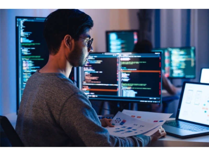 Desarrollador de software programando, ejemplo de carreras tecnológicas con alta demanda en México