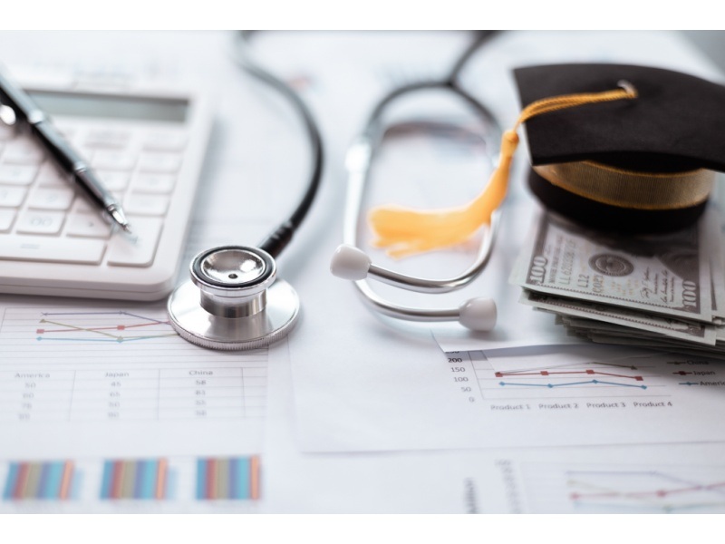 Estudiante de medicina revisando costos académicos, representando una de las carreras con mayor futuro en el sector salud