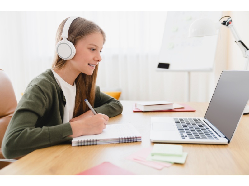 Alumna estudiando en prepa en línea desde casa, comparando programas como UNITEC y SEP para elegir la mejor opción educativa