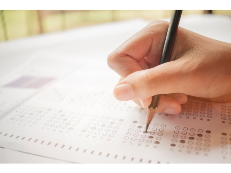 Estudiante resolviendo test vocacional para descubrir qué carrera estudiar según su perfil profesional