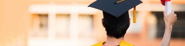 Egresado de una licenciatura de la UNITEC, de espaldas
