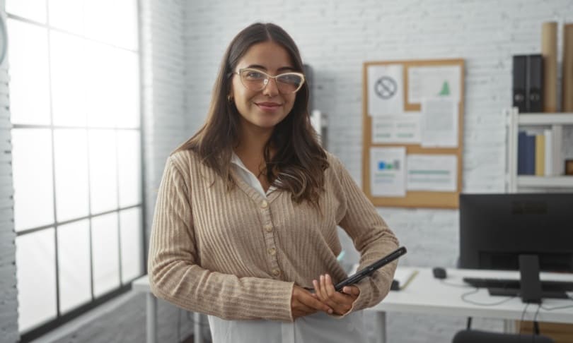 Estudiante de diseño de interiores analizando materiales y renders en laptop durante proyecto académico