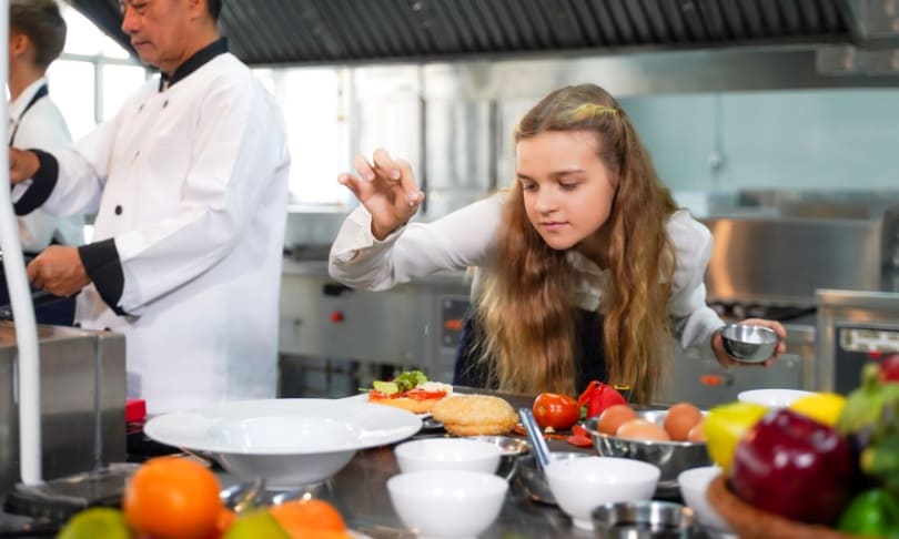 Estudiantes en campus UNITEC descubriendo su vocación profesional.
