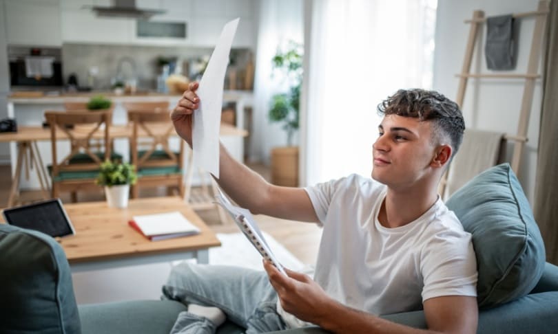 Estudiante universitario revisando documentos académicos para iniciar el proceso de revalidación de materias universitarias en México.