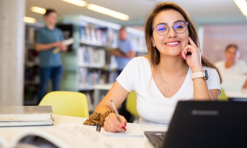Alumna estudiando en biblioteca de universidad en monterrey