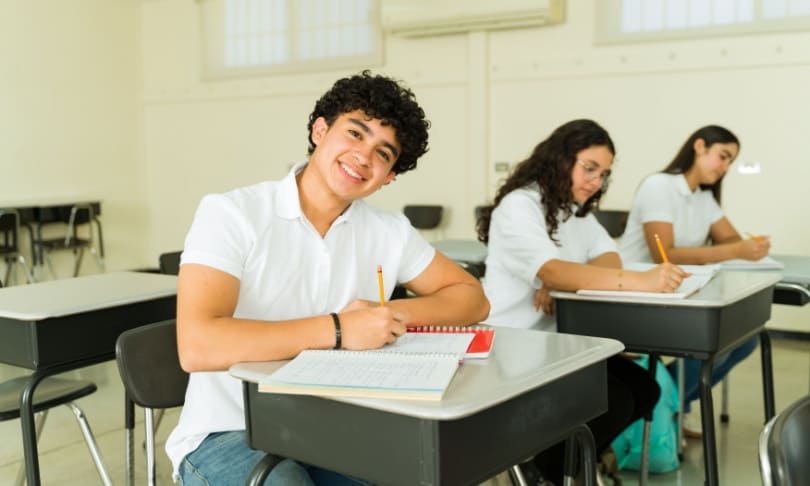 Estudiantes en clase de preparatoria semestral tomando apuntes