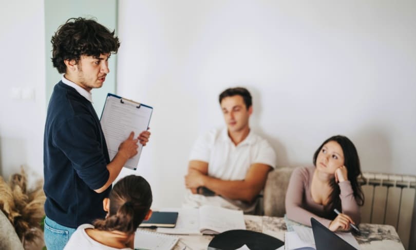 Facilitador educativo coordinando una sesión de aprendizaje con adultos, campo laboral del Licenciado en Educación.