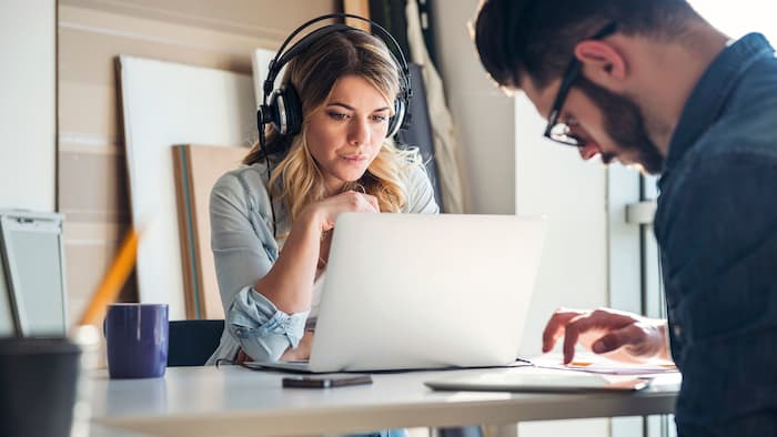 Pareja de estudiantes trabajando juntos en sus estudios en línea