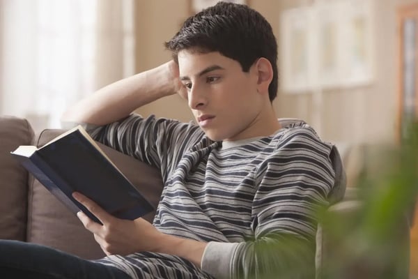 Joven compara planes de estudio de distintas carreras universitarias.