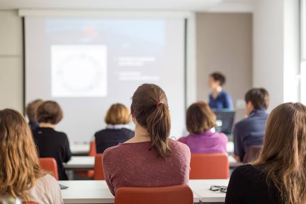 Estudiantes de Maestría en una clase presencial