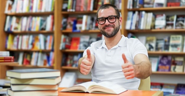 Persona adulta estudiando después del trabajo para terminar su licenciatura.
