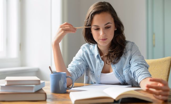 Estudiante consulta información sobre el RVOE de una carrera universitaria