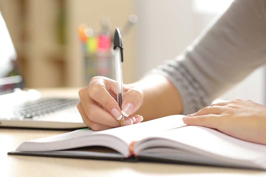 Estudiante consulta información sobre el RVOE de una carrera universitaria