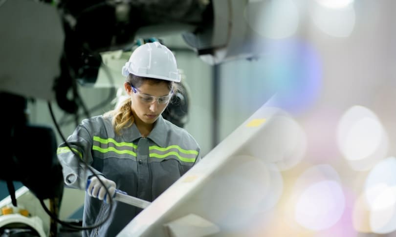 ¿Alumna de ingeniería mecánica realizando prácticas en taller de manufactura con maquinaria especializada. años son de ingeniería mecánica?