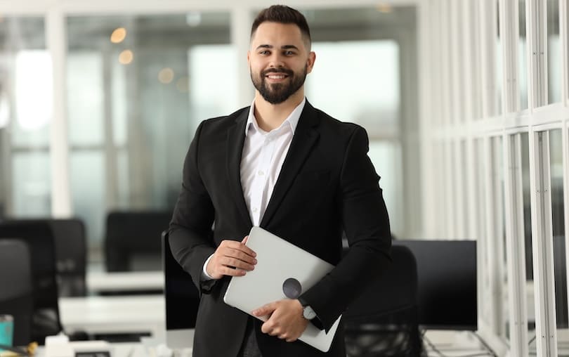 Egresado de la carrera de derecho en su primer empleo como abogado