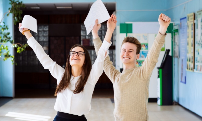 Resultados del concurso de admisión UANL 2025: estudiantes aceptados celebrando