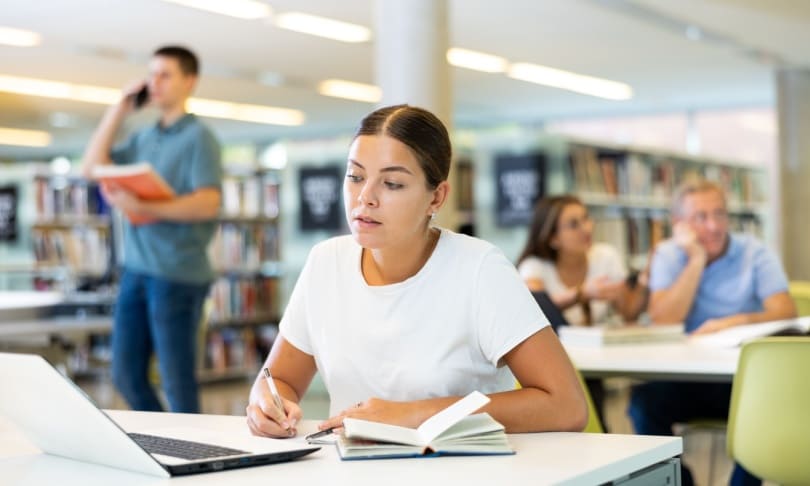 alumna en biblioteca leyendo sobre orientación vocacional, consejos para elegir carrera
