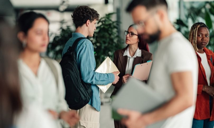 alumnno de universidad pidiendo orientación sobre su ingreso a la universidad