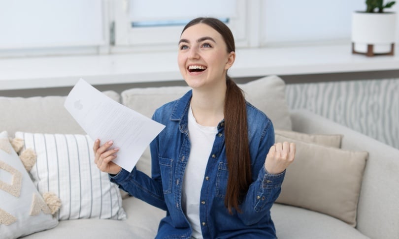 Aspirante celebrando sonriente sus resultados de admisión a la escuela pública en méxico