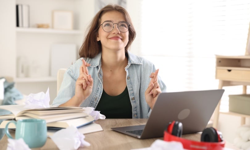 Aspirante a escuela pública a punto de consultar los resultados de su examen virtual a la escuela pública
