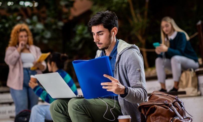 Aspirante a universidad creando un plan b para estudiar su licenciatura en la escuela pública